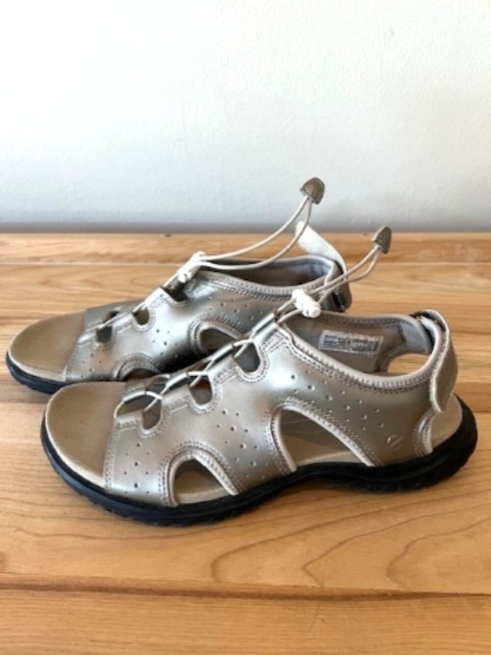 ECCO Bluma Women’s Sandals US 9 Pewter Metallic Adjustable Toggle *Worn Once*
